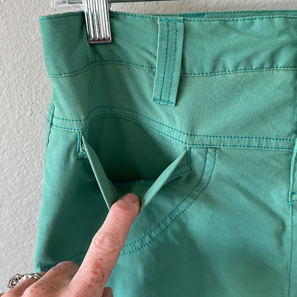 ATHLETA Green Casual Mini Dipper Skirt Skort Pockets Belt Loops Size 2 - Picture 4 of 16
